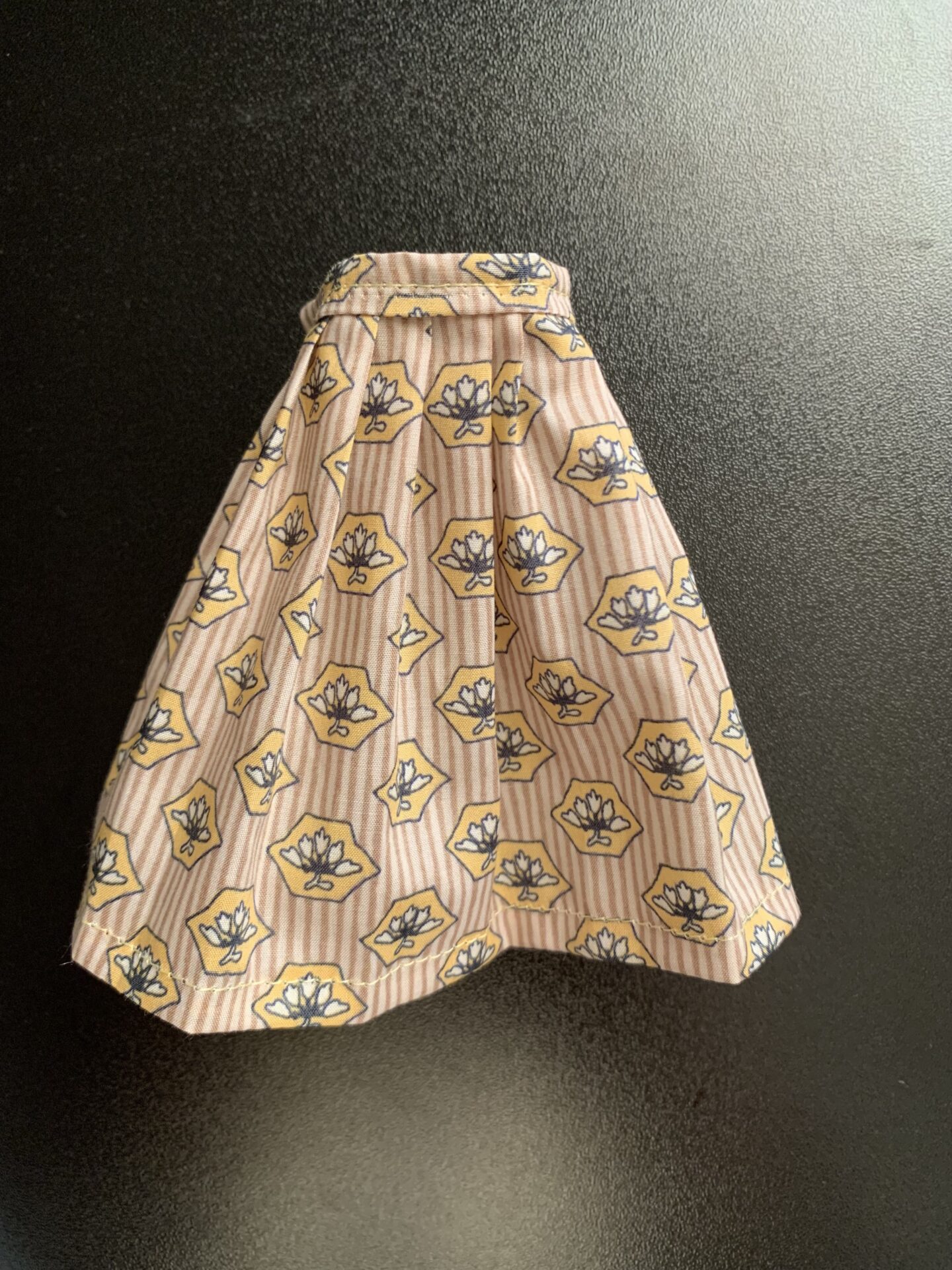 黄色い蓮のストライププリーツスカート